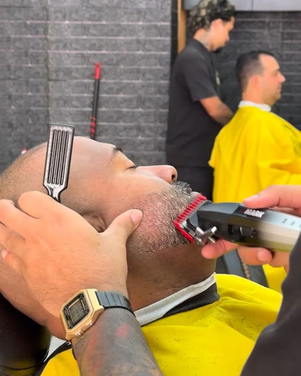 Barba sendo feita na máquina