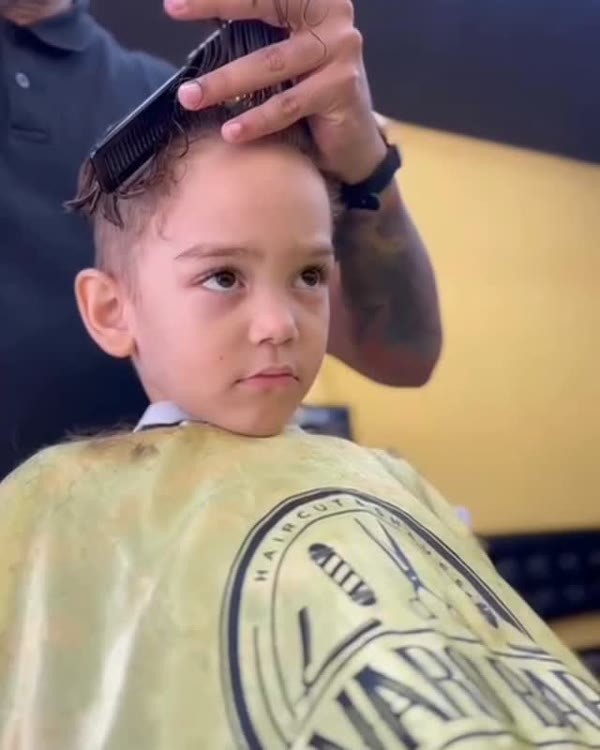 Menino cortando o cabelo