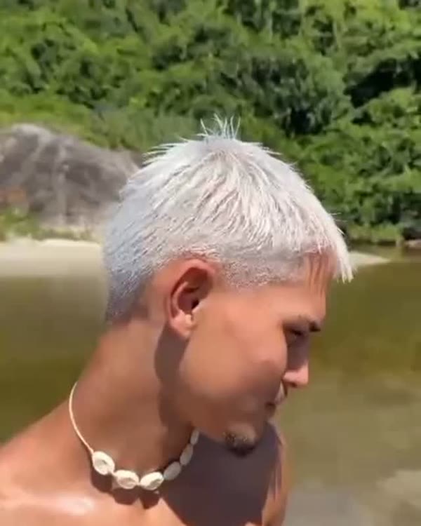 Cliente com o cabelo nevado